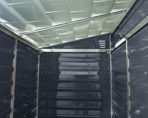 Vue intérieure d''un abri de jardin avec toit et murs