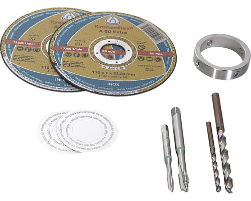 Zwei Trennscheiben, ein Metallring, Gewindebohrer und Spiralbohrer auf weißem Hintergrund.