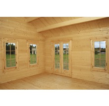 Intérieur d''une maison en bois clair avec fenêtres et porte double