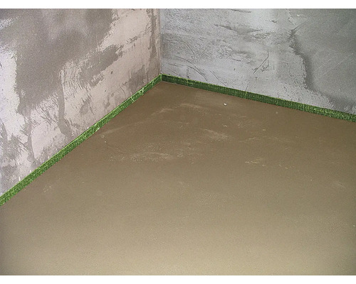 Neuer Estrichboden mit Randdämmstreifen an der Wand