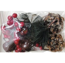 Décoration avec des baies rouges, des branches de sapin et des pommes de pin