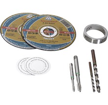 Schleifscheiben, eine Ringmutter, zwei Gewindebohrer und zwei Spiralbohrer auf weißem Grund