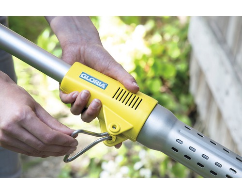 Gloria Logo auf einem Unkrautbrenner mit Hand am Zündmechanismus