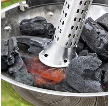 Allume-feu avec des briquettes de charbon de bois incandescentes dans un barbecue au charbon de bois