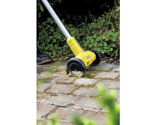 Gloria Elektro-Fugenbürste im Einsatz auf Pflastersteinen