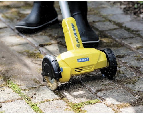 Gloria Weedbrush Fugenbürste im Einsatz auf Pflastersteinen