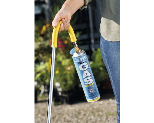 Unkrautbrenner mit Gaskartusche in der Hand