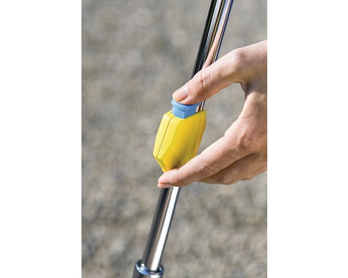 Hand drückt Knopf an einem Teleskopstiel