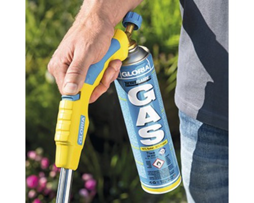 Gloria Gasbrenner mit Gaskartusche in der Hand.