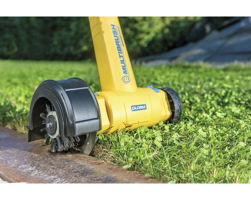 Gloria Multibrush Bürste zur Fugenreinigung auf Rasen