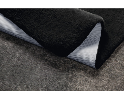 Schwarzer Teppich mit rutschfester Unterseite