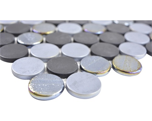 Mosaïque avec pierres rondes dans différentes nuances de gris