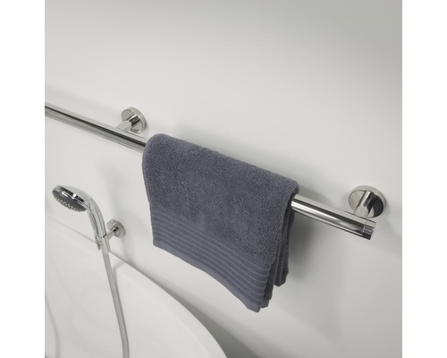 Porte-serviettes en acier avec serviette dans la salle de bain.
