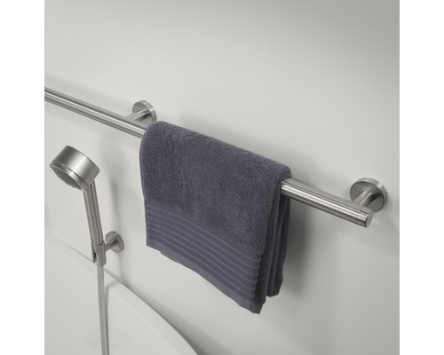 Handtuch auf Handtuchhalter im Badezimmer