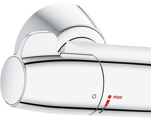 Gros plan d''un robinet thermostatique chromé avec régulateur de température