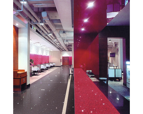 Intérieur de restaurant avec tables, chaises et éléments de bar.