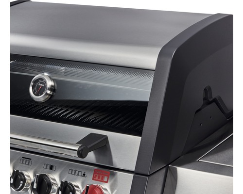 Gros plan d''un barbecue à gaz en acier inoxydable avec affichage de la température