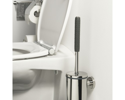 Wandmontierte WC-Garnitur neben Toilette