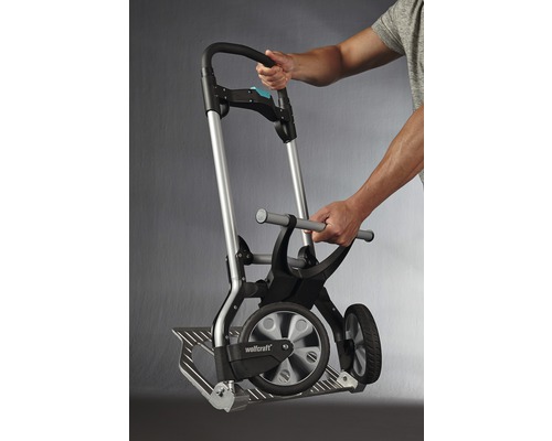 Wolfcraft Transportkarre zusammengeklappt mit Person die sie hält