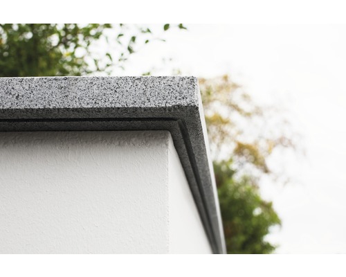 Nahaufnahme einer Mauerabdeckung aus Granit auf einer Wand.