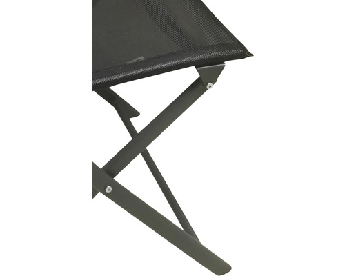 Gros plan d''une chaise de camping avec cadre en métal et assise en tissu.