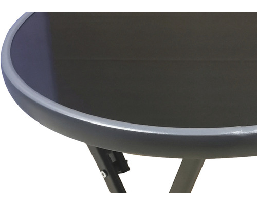 Vue détaillée d''une table de jardin avec plateau en verre rond et structure en métal