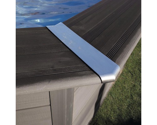 Gros plan sur le bord d''une piscine avec raccord métallique