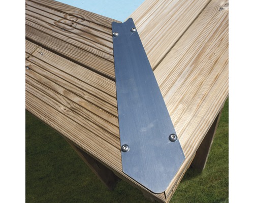 Detailaufnahme eines Metallwinkelverbinder zur Befestigung einer Holzterrasse