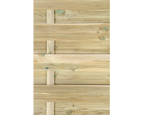 Detailansicht einer Holzfassade mit horizontalen Brettern und Befestigungselementen.