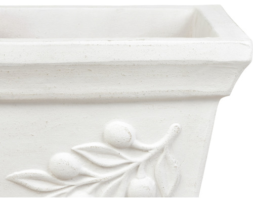 Vue détaillée d''un bac à fleurs blanc avec un relief de branche d''olivier