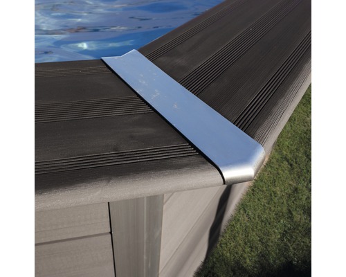 Vue détaillée d''une bordure de piscine avec un coin en métal