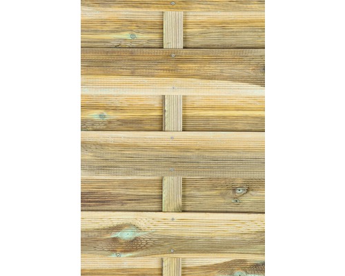 Detailansicht eines Holzzauns mit horizontalen Brettern und vertikalen Stützen.