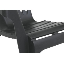 Vue détaillée d''une chaise de jardin en plastique