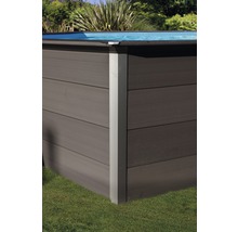Ensemble de piscine hors sol en bois composite Gre ovale 664x386x124 cm avec groupe de filtration à sable, skimmer, échelle, sable de filtration et intissé de protection du sol gris