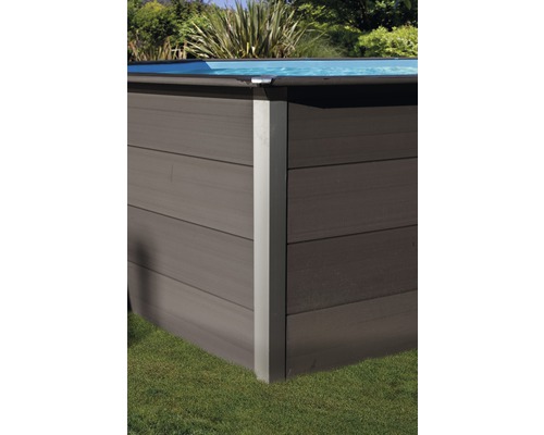 Detailansicht eines Pools mit Holzverkleidung und Metalleinfassung