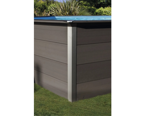 Vue détaillée d''une piscine avec revêtement en bois dans le jardin