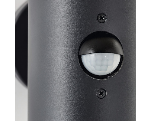 Gros plan d''un luminaire extérieur noir avec détecteur de mouvement.