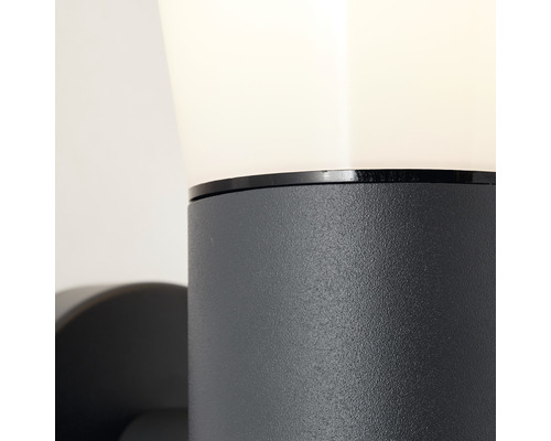 Gros plan d''une applique murale avec abat-jour cylindrique