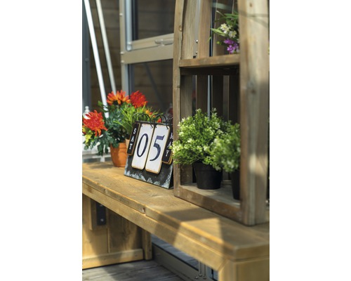 Dekorative Holzbank mit Pflanzen und Kalender für den Innenbereich
