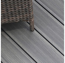 Terrassendielen aus Holz mit Rattanmöbelbein