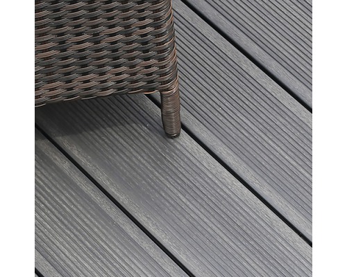 Terrassendielen aus Holz mit Rattanmöbelbein