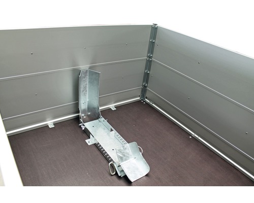 Innenansicht eines Anhängers mit Motorradhalterung