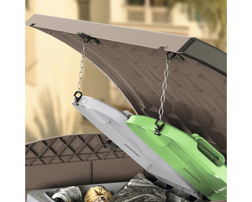 Geöffnete Gartenbox mit Kette und Gartengerät