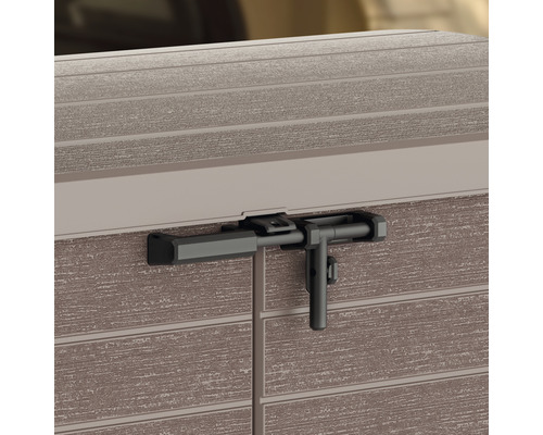 Detailansicht eines abschließbaren Schlosses an einer Aufbewahrungsbox