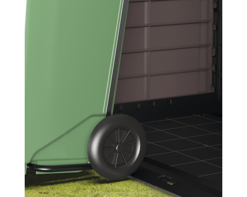 Detailansicht einer Gartentonne mit Rollen