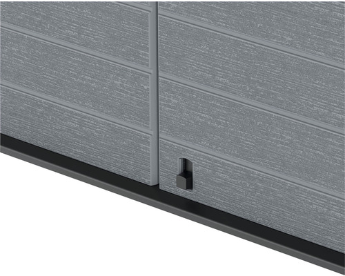 Detailansicht eines grauen Gerätehauses mit Schiebetür und Bodenleiste