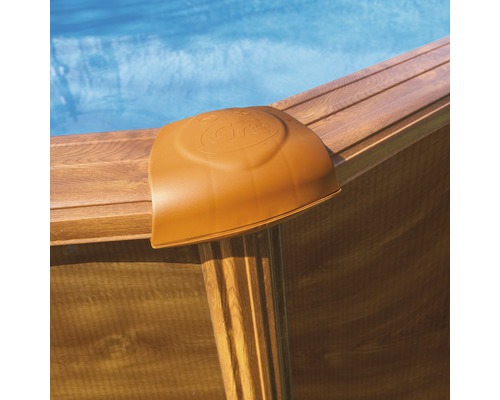 Pool-Eckschutz aus Kunststoff montiert an einem Holzpool