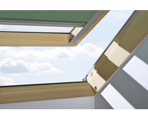 Geöffnetes Dachfenster mit Aussenrollladen