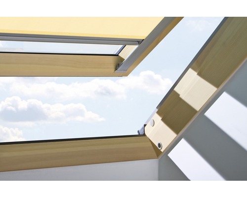 Fenêtre de toit ouverte avec vue sur le ciel