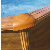 Detailansicht eines Pool Eckschutzes aus Kunststoff an einem Holzpool